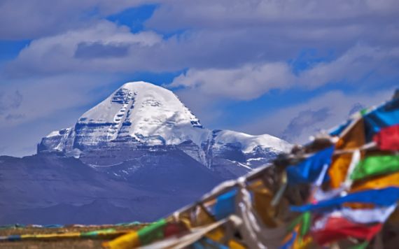 图为:冈仁波齐峰风景.