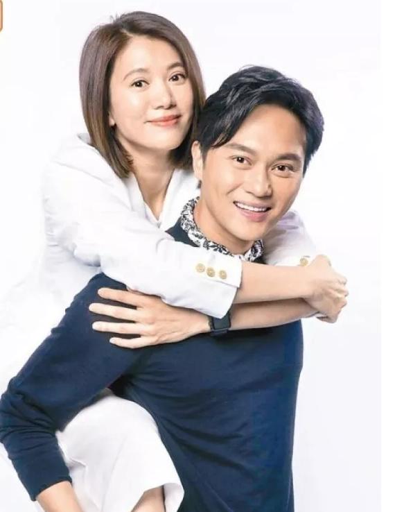 张智霖袁咏仪十指紧扣放闪,老公好有心好浪漫