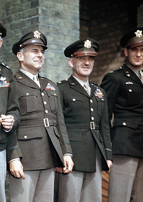 "我提议回归到二战时的绿棕色常服,"另一名士兵说,"这款常服很经典,很