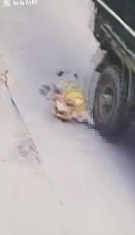 婴儿车放路口倒下!小孩摔出不幸被卡车碾压 网友:当妈的太粗心