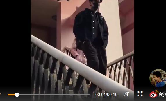 胡一天在参加某活动时,不穿内裤,当街遛鸟,无所畏惧的穿着贴身的裤子