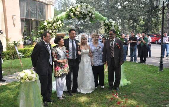 中国小伙迎娶伊朗新娘,女方来了一堆伴娘