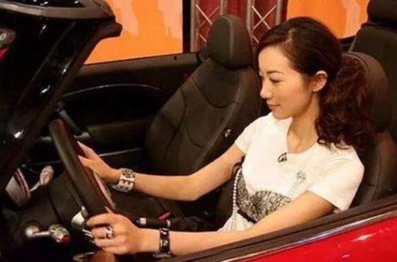 从小坐专机,今34岁座驾竟比手表便宜虽然韩雪在车这方面比较低调,但