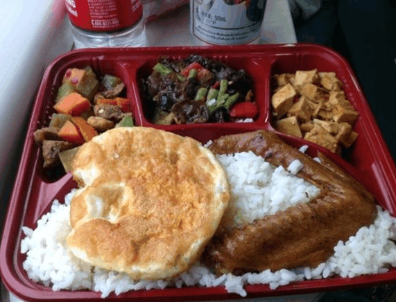 看完印度火车上的盒饭你就知道咱们的高铁餐多有好了
