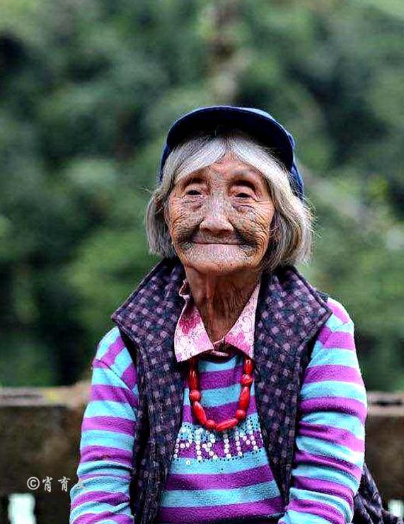 在云南怒江, 探寻中国最后的独龙族纹面女, 目前仅剩下11位
