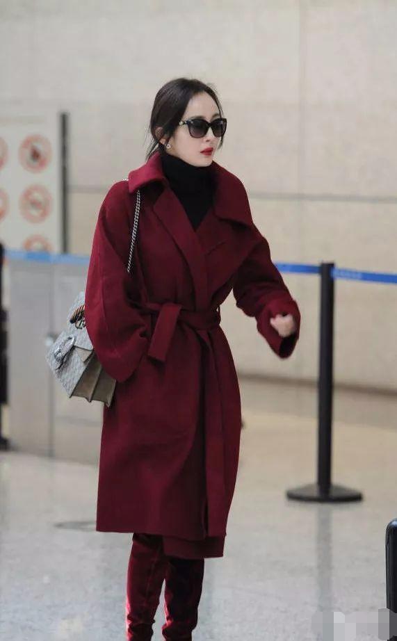 杨幂平安夜晒美照, 穿大红色一字领毛衣, 露精致锁骨让人羡慕!