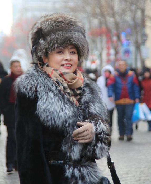 冬天东北人在家穿吊带裤衩,出门穿什么?为何钟爱貂皮大衣