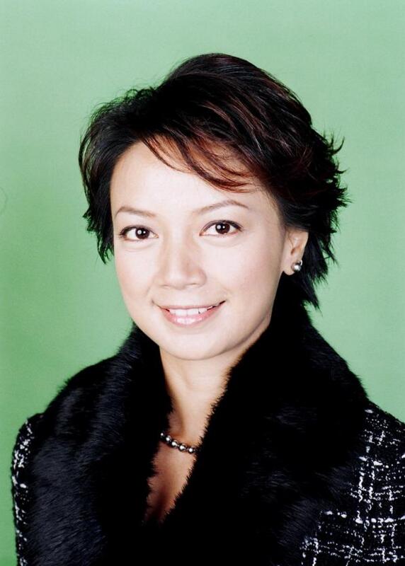 港姐冠军出身却不受力捧,嫁豪门儿女双全,最终成教育界名人