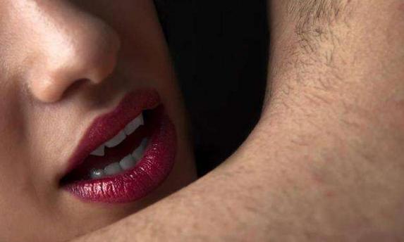 女人咬男人的嘴唇图片