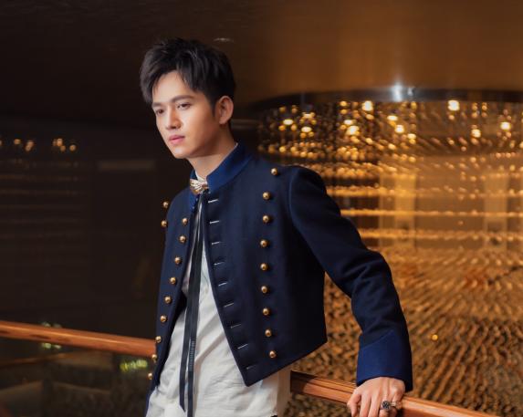 我暗恋公司总裁,他是个单身富二代,我该不该向他表白?