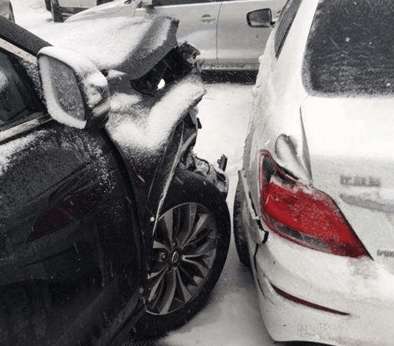 传祺gs8雪天追尾比亚迪速锐,车头受损严重,工作人员:这是吸能