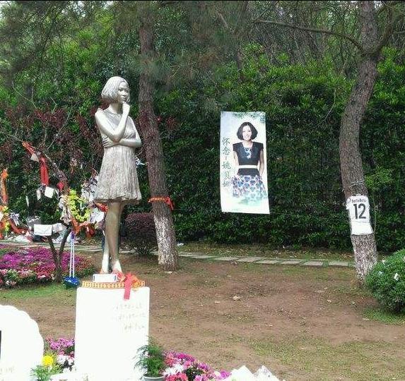 黄家驹的墓地原来是这样外观虽然很豪华但看起来却十分凄凉