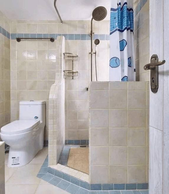 越来越多人卫生间不装淋浴房,简单用砖砌一堵矮墙,美观还实用!