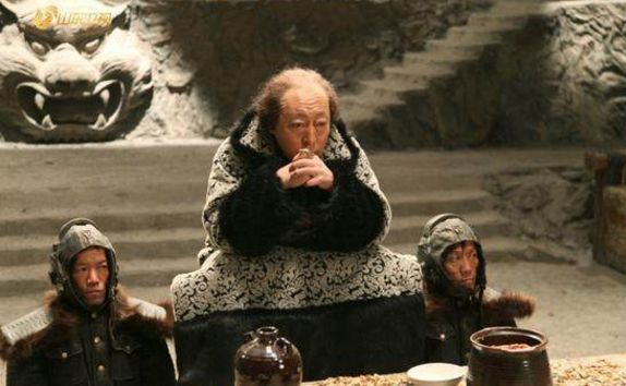 在《林海雪原》中,倪大红饰演的座山雕,凶神恶煞,鹰钩鼻,冰块脸,暗哑