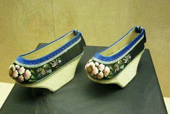 清代妃子们穿着高高的花盆鞋