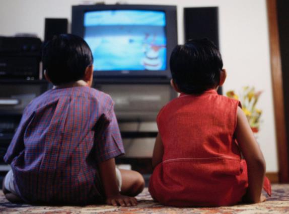 孩子看手机危害大,还是看电视危害大?