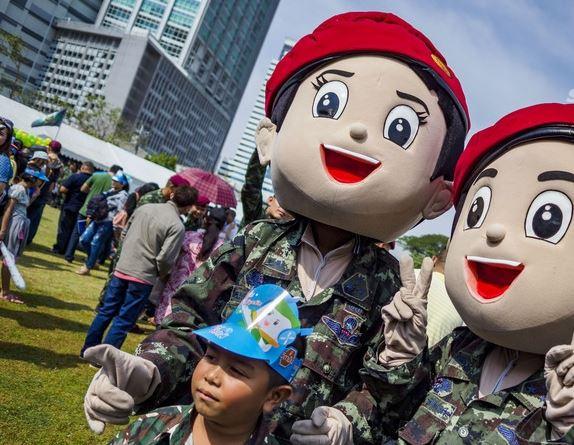 泰国儿童节 皇家陆军中国造vt4坦克吸引粉丝 玩蛇成亮点