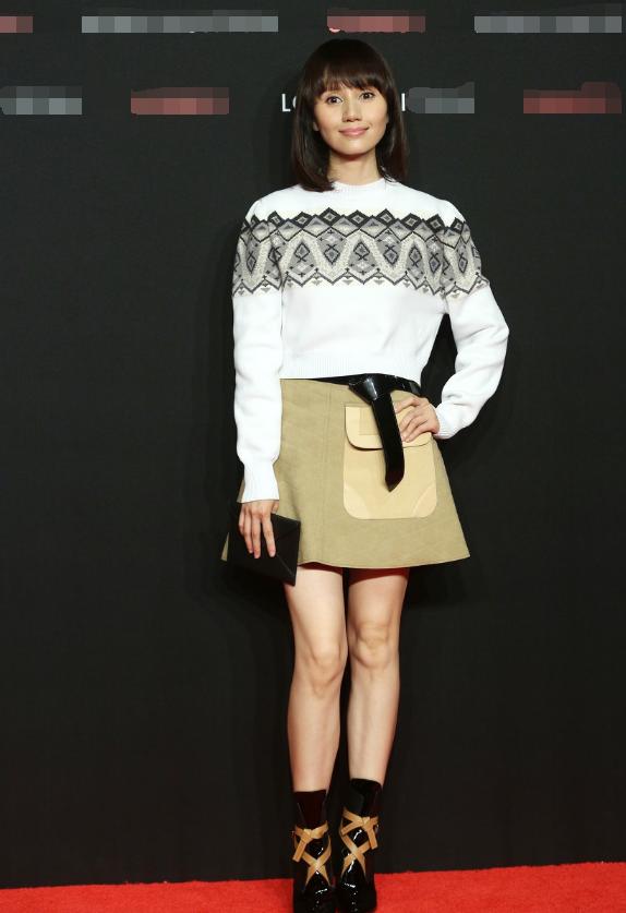 袁泉这身材简直了!驼色风衣配条纹衬衫,直接穿出了超模既视感!