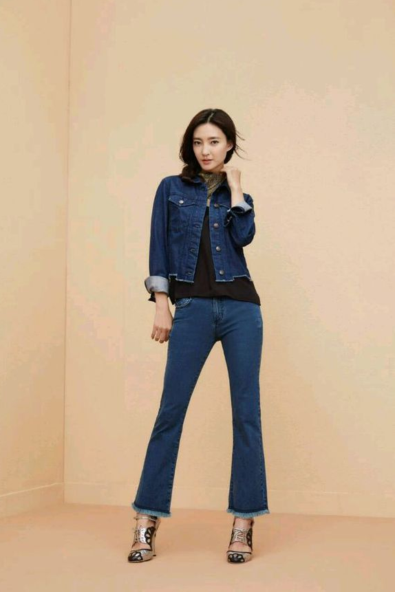 下身穿微喇叭牛仔裤,脚踩高跟凉鞋,如此简单干练的一身衣服能被王丽坤