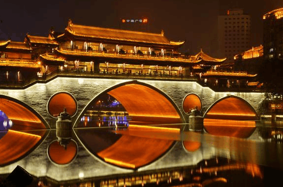 成都地处天府之国,拥有广阔的平原,唯独没有大江大海,所以成都给人的