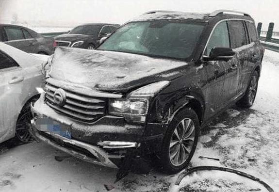 传祺gs8雪天追尾比亚迪速锐,车头受损严重,工作人员:这是吸能