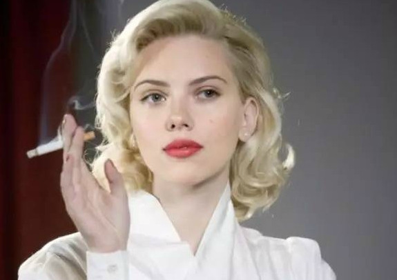 斯嘉丽·约翰逊夹着一只香烟,冷艳不可方物最美奥黛丽赫本,这个抽烟的