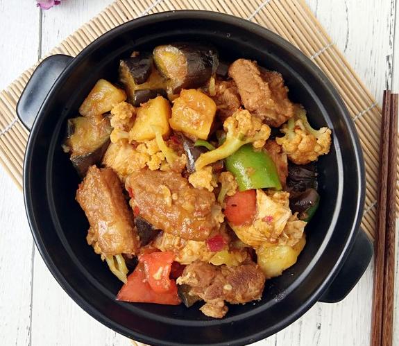 教你做香辣排骨煲,学会了给家里人补一下,非常好吃