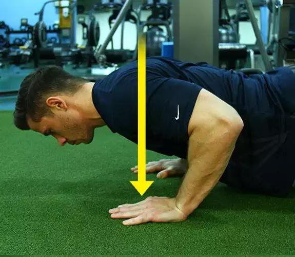 记着上面的要点你可以再试试俯卧撑难度会比以前更难但动作标准效果会