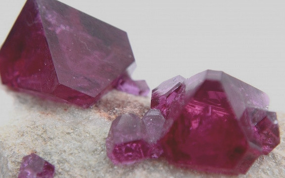 第四名,铍镁晶石.平均每克20000美元第三名,氚.