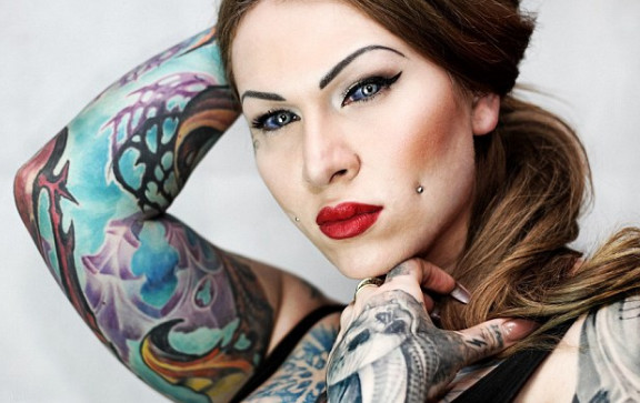 歪果仁女子为变蛇,竟然把舌头割开,网友:装个尾巴更好!