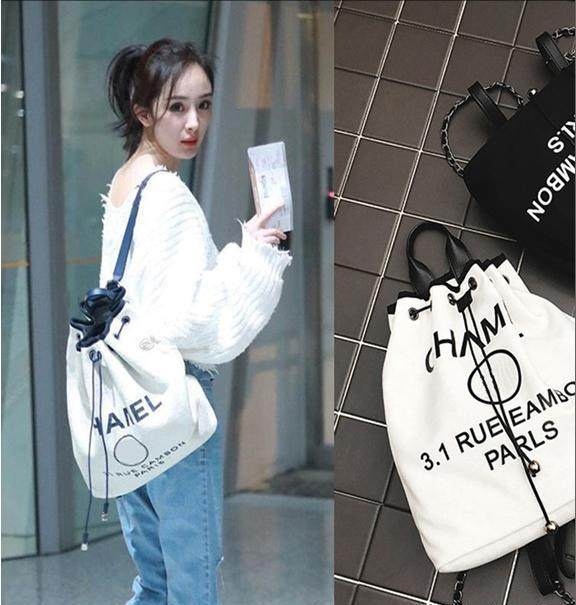 杨幂现身机场,背很大的双肩包看似土豪,网友:可惜膝盖曝光了!