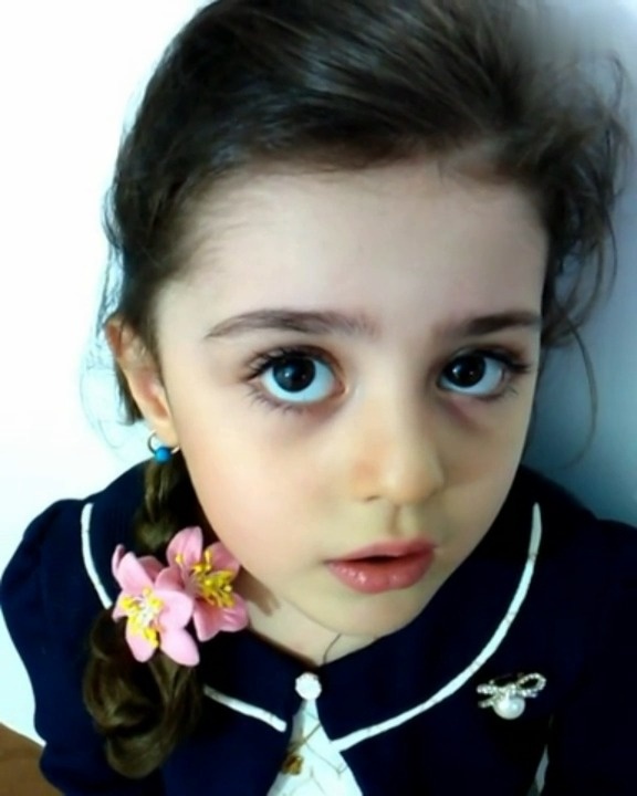 【伊朗的8岁女孩马蒂拥有超高颜值,被外国媒体誉为"全世界最美女孩"】