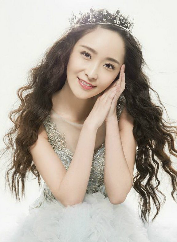 2006年拥有0颈纹天鹅颈的李曼无论演技还是身材都从8万人中脱颖而出