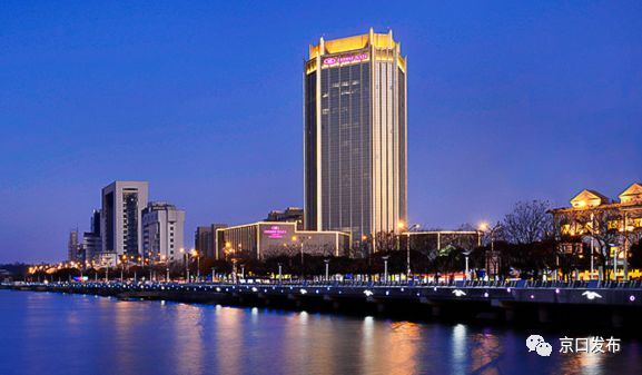 镇江国际饭店(左),镇江皇冠假日酒店(右)