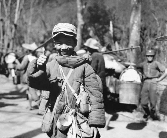 一张童子军照片火爆网络,70年后,老人湿润了眼眶!