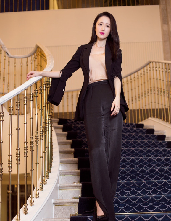 张雯身穿黑色套装,内搭简约t恤,独特的袖口设计尽显时髦气质,美丽又有