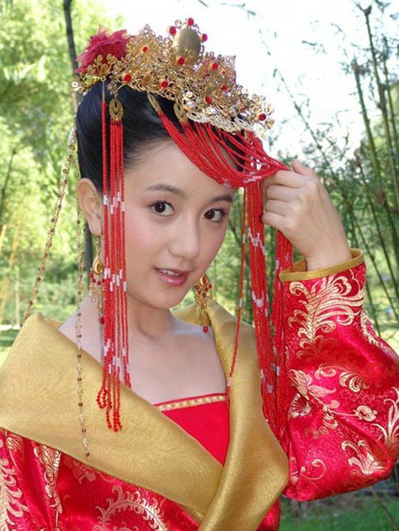 是个精灵可爱,有勇有谋,为父报仇的刚烈女子姜鸿在剧中饰演李元吉的