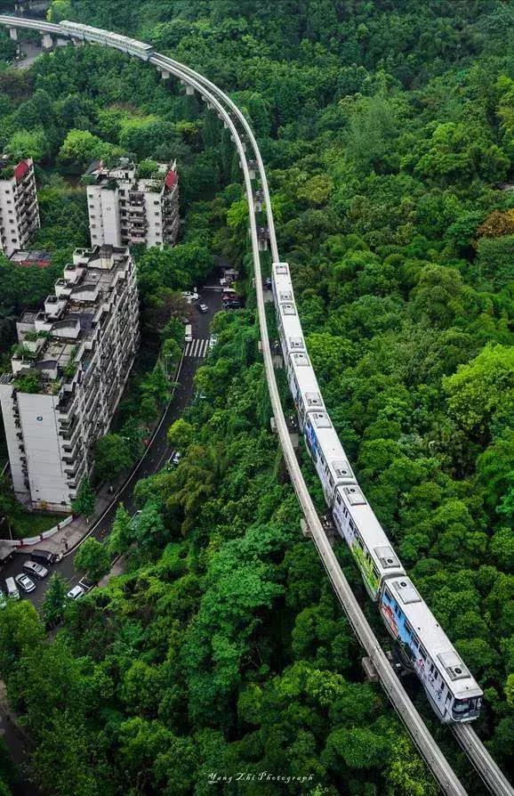 重庆轻轨,翻得过高山,穿得过森林,跨得过峡谷,进得了楼房,出得了站台