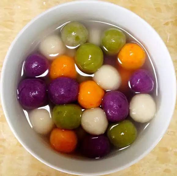 纯手工制作的五彩汤圆,糯黏可口,馅儿香味儿美,全家人都爱吃!