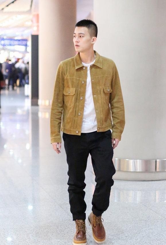 欧豪破分手传闻首现身,卡其色搭配休闲裤再帅新高度