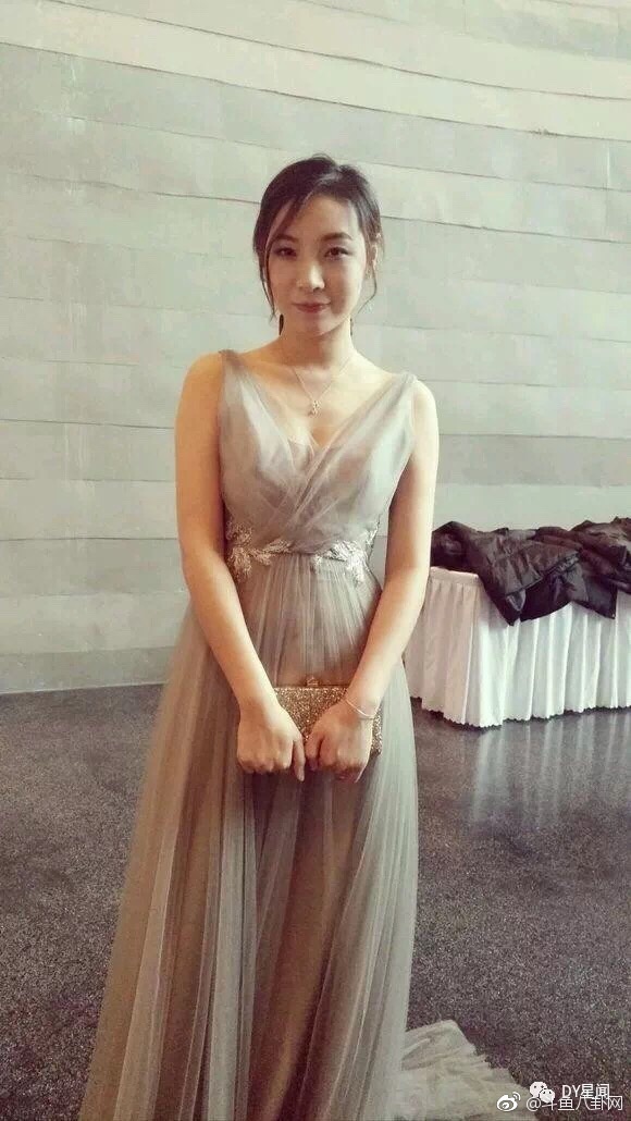 年度盛典红毯走秀,女流66出场引爆直播间,"36d"只是传说而已吗?