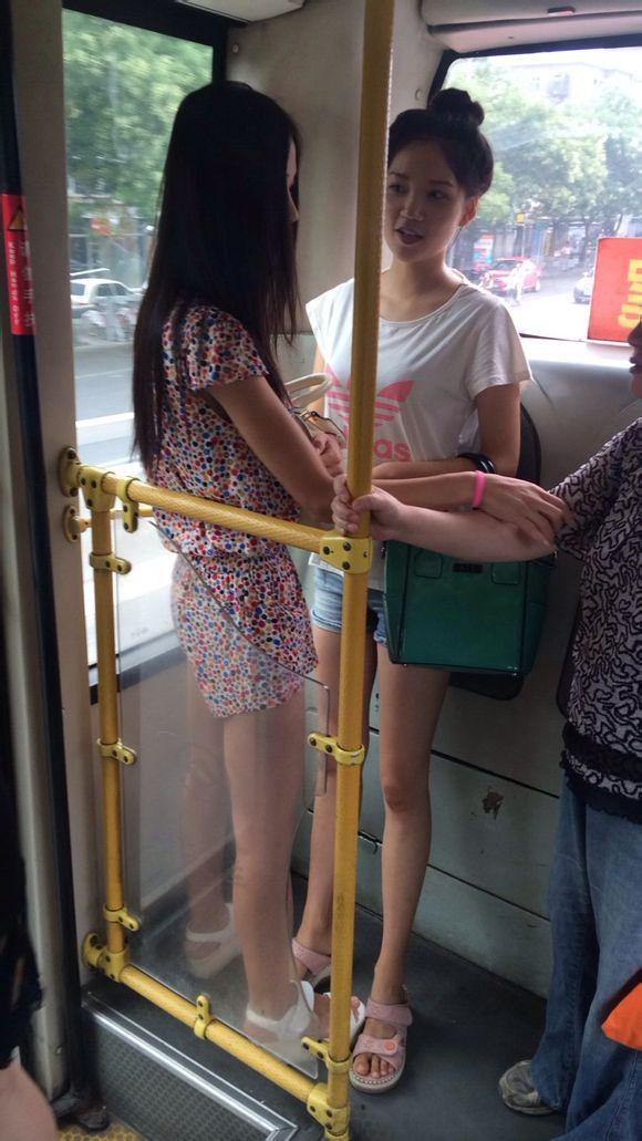 街拍: 公交车上的极品花花裙美女