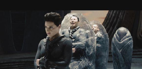 当电影过了一半,氪星军团终于又出现了,首先登场的是菲奥拉和辫子妹