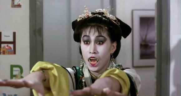 僵尸片的两大鬼后,如今王小凤复出难翻身,她很漂亮却销声匿迹