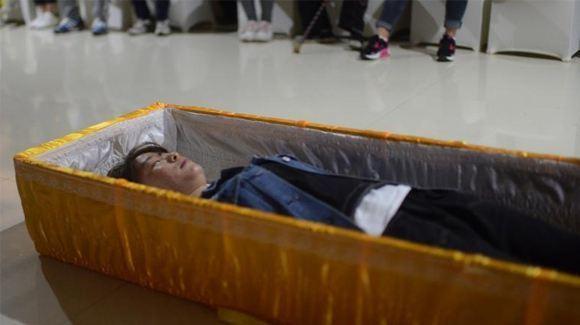 女儿不幸死亡父亲在下葬时做的事让全村人愤怒了