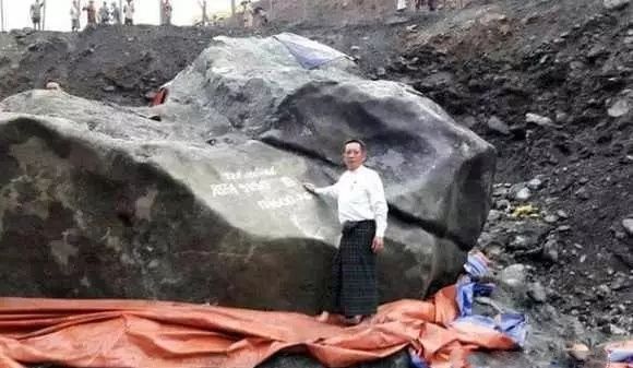 贫穷的缅甸,挖到六块重500多吨的翡翠原石