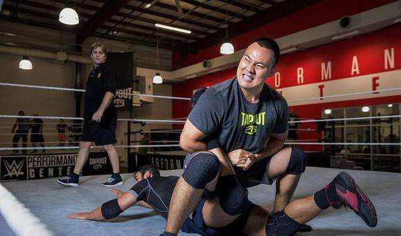 四年前,日本著名的摔角大佬猪木宽至在上海组织比赛,以前就很喜欢摔角