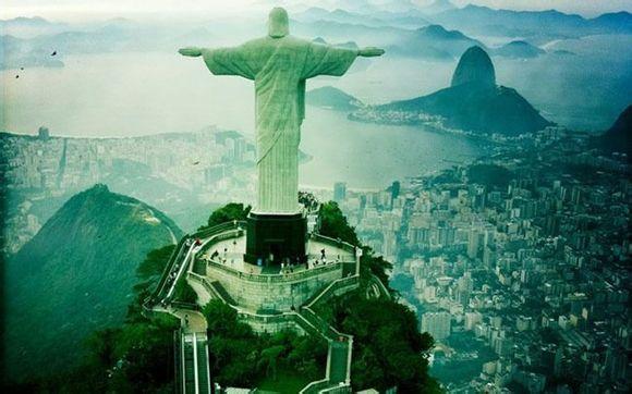 飘动的晓袍,还有藐视众生的眼神,张开的双臂,可是上帝的模样?