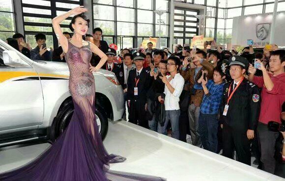 车展上车模耍大牌,穿透视装恨天高,保安助理寸