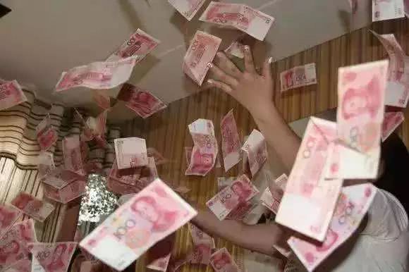 嘉兴街头下"钞票雨"!七八个人看到后